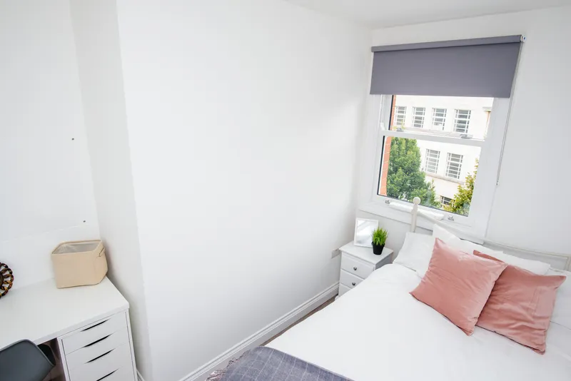 Flat E, 25 Lister Gate - Luxury 5 Bed City Centre Apartment - Thumbnail 10
